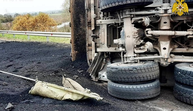 В Козельском районе опрокинулся большегруз