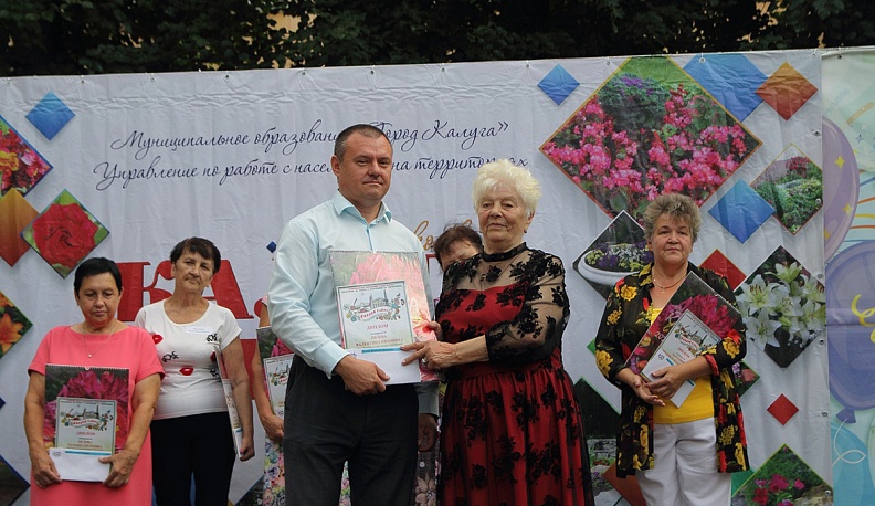 86-летняя Валентина Ивановна Ивлева, самый возрастной участник конкурса, в одиночку благоустраивает свой двор на Хрустальной, 72. Жюри оценило ее труд двойной наградой: призом симпатий всех членов комиссии и вторым местом в номинации за лучший цветник.