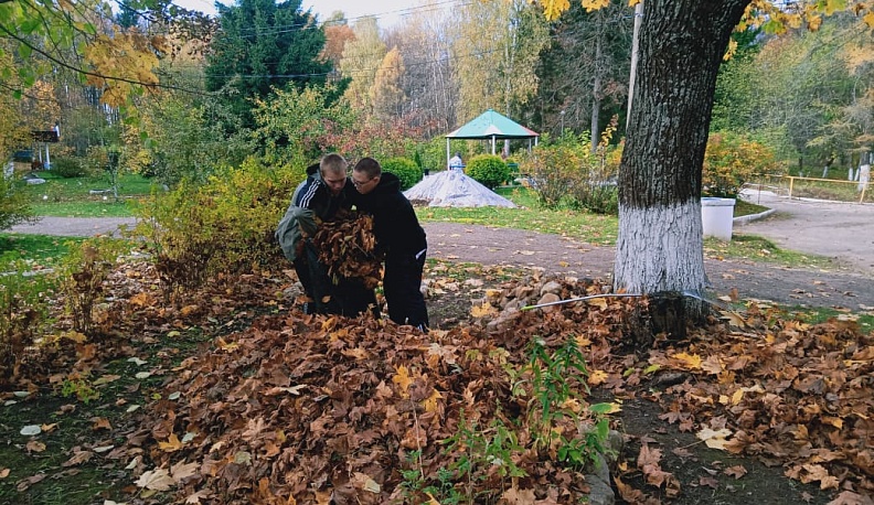 Молодёжь Кондрова организовала субботник в доме-интернате