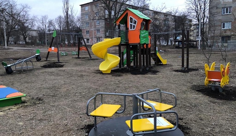 Дети подшефного Первомайска получили в подарок игровую площадку