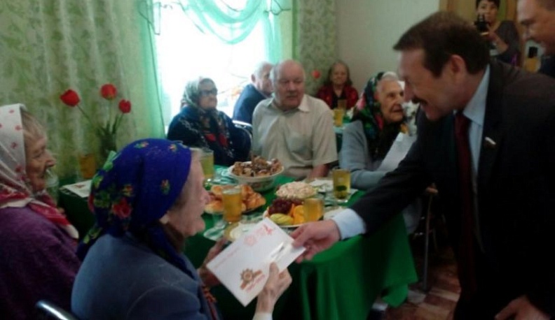 Геннадий Скляр вручил ветеранам из Тарусы письма от Президента