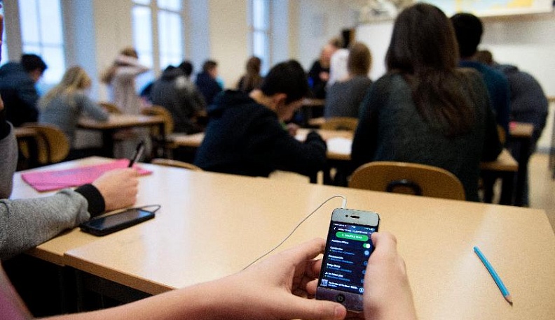 Мобильники в школах:быть или не быть?