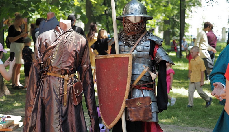 Центральный парк культуры и отдыха Калуги погрузился в Средние века