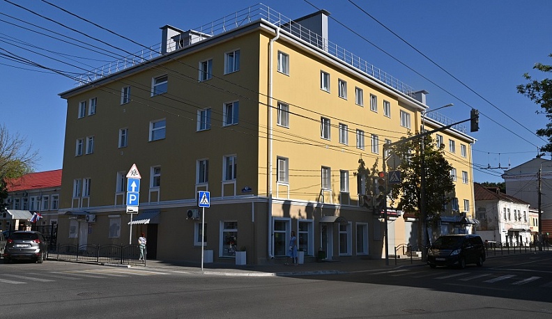 В канун своего профессионального праздника строители завершили капремонт дома в Калуге