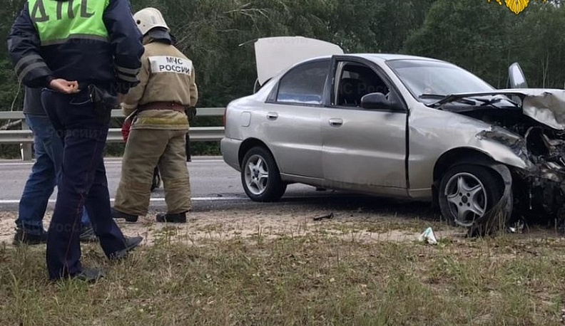В Калуге 19-летняя девушка за рулем иномарки врезалась в отбойник