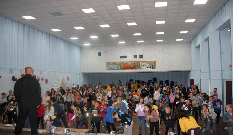 В Калуге бойцы ОМОНа провели зарядку для детей