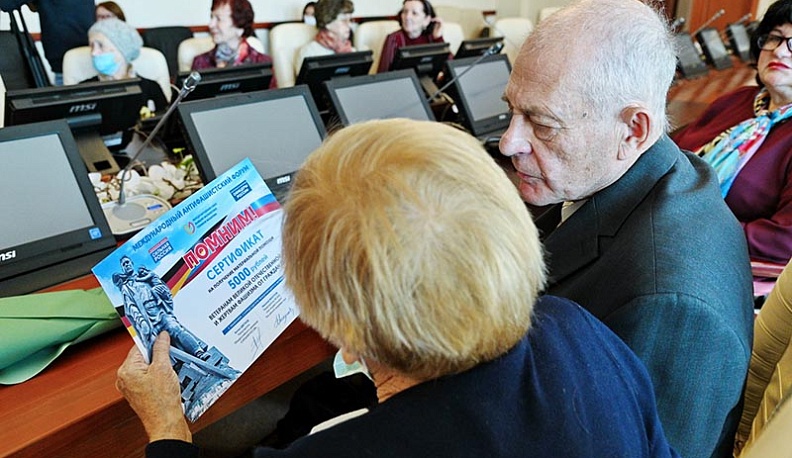Калужским блокадникам вручили сертификаты на получение материальной помощи