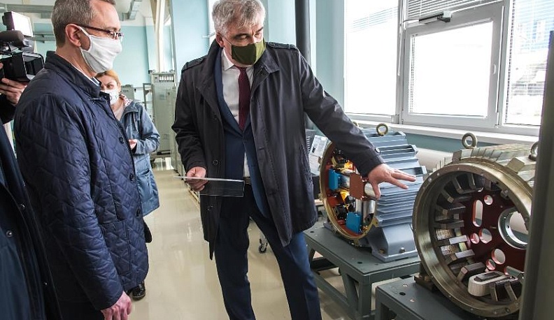 Владислав Шапша побывал с рабочей поездкой на заводе "Тайфун"