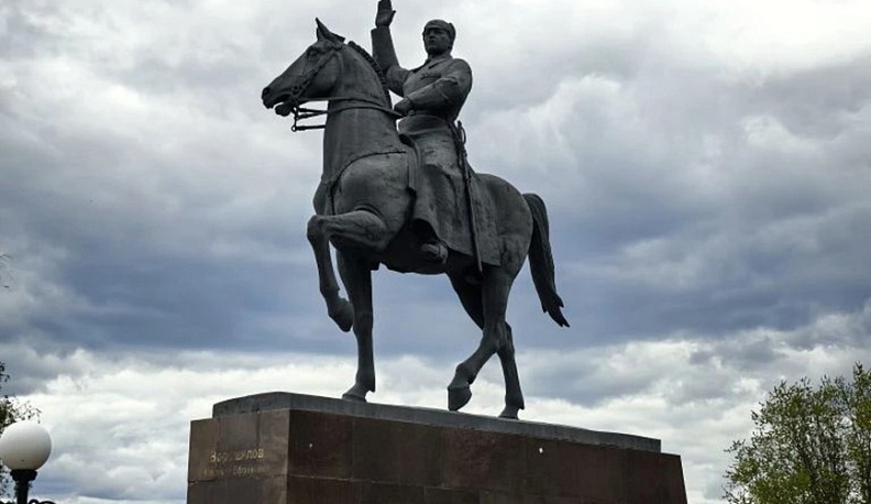 Памятник К.Е.Ворошилову.