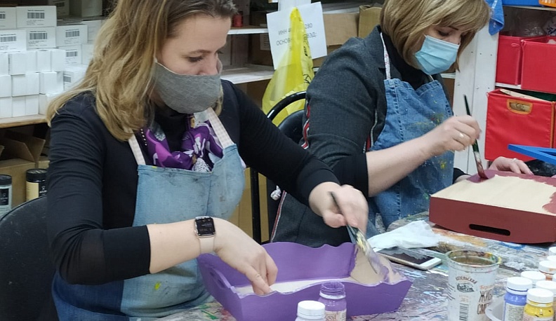 Калужские чиновники сделали подносы для благотворительного аукциона