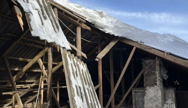  Воротынск. Утром 23 февраля поступило сообщение об обрушении кровли жилого дома на площади 250 квадратных метров на улице Шестакова. Пострадавших нет.