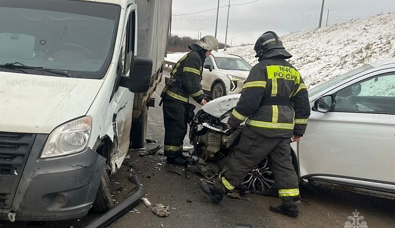 Иномарка столкнулась с ГАЗелью в Калуге