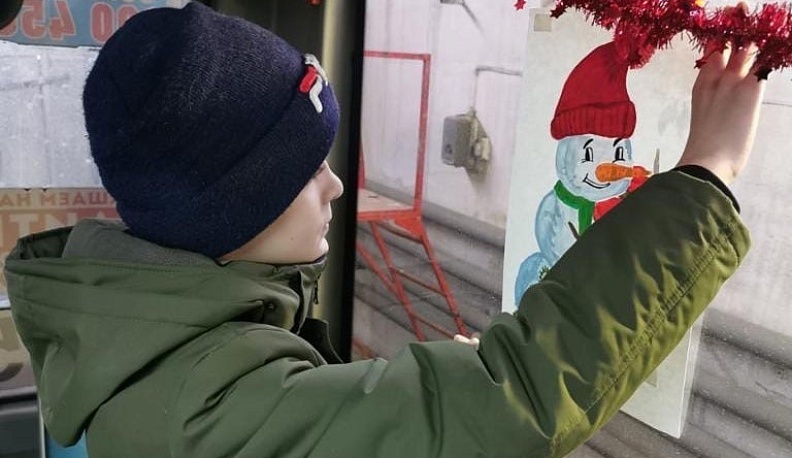 По Калуге ходят украшенные школьниками троллейбусы