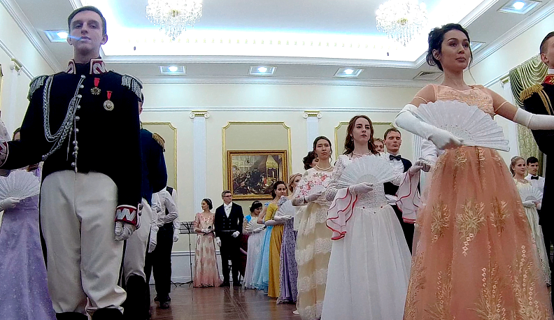 Губернатор посетил молодежный бал, состоявшийся в Калужской митрополии