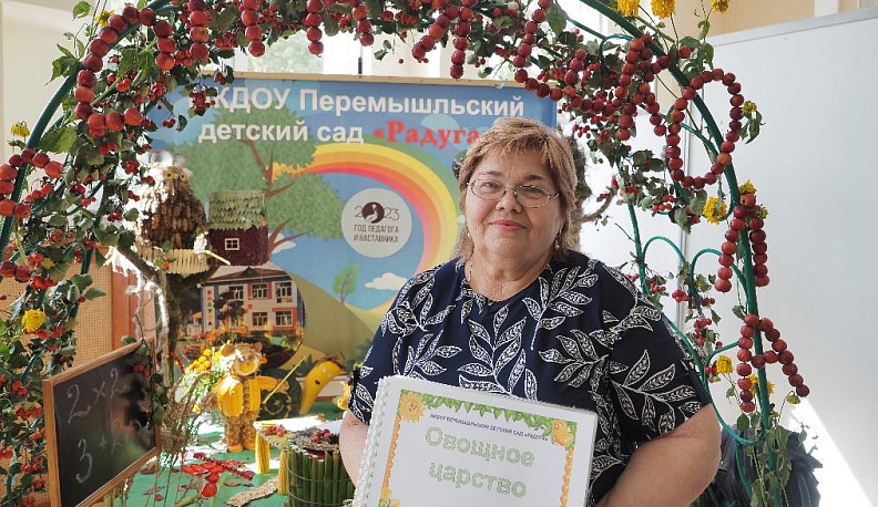 Замираем у бесподобной экспозиции «Лесная школа» Перемышльского детского сада «Радуга». Мудрая сова-наставница учит лесных обитателей, как надо готовиться к школе. Все персонажи талантливо сделаны из овощей. Здесь тоже угощают вкусностями - булочками с яг