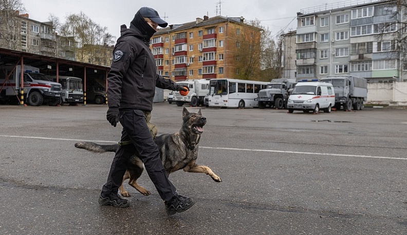 Калужские школьники получили первые паспорта на базе ОМОНа