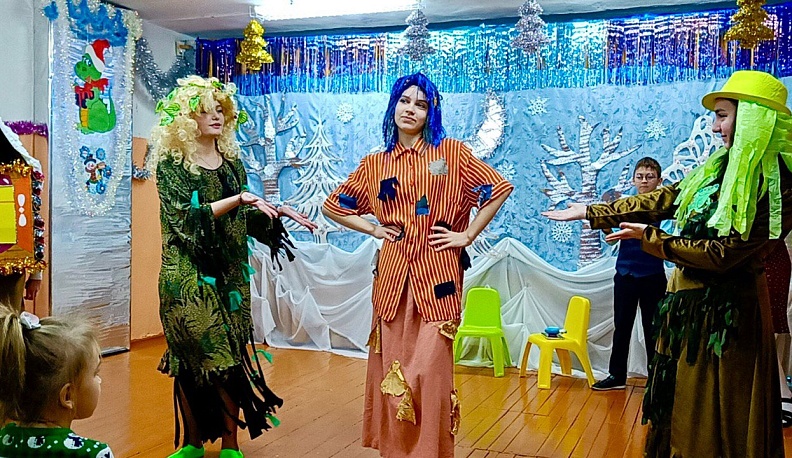 Медынские театралы показали большую праздничную постановку