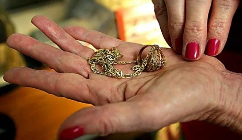 В Обнинске мошенницы сняли с пенсионерки порчу за 370 тысяч