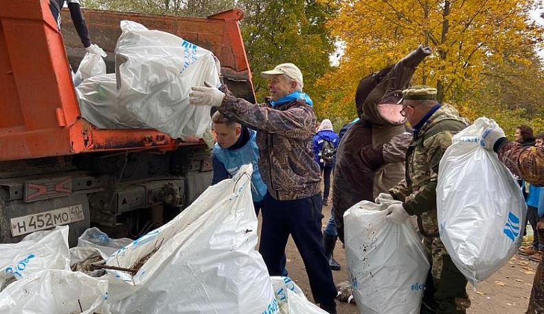 Экотуристы убрали мусор около прудов Бабынинского района