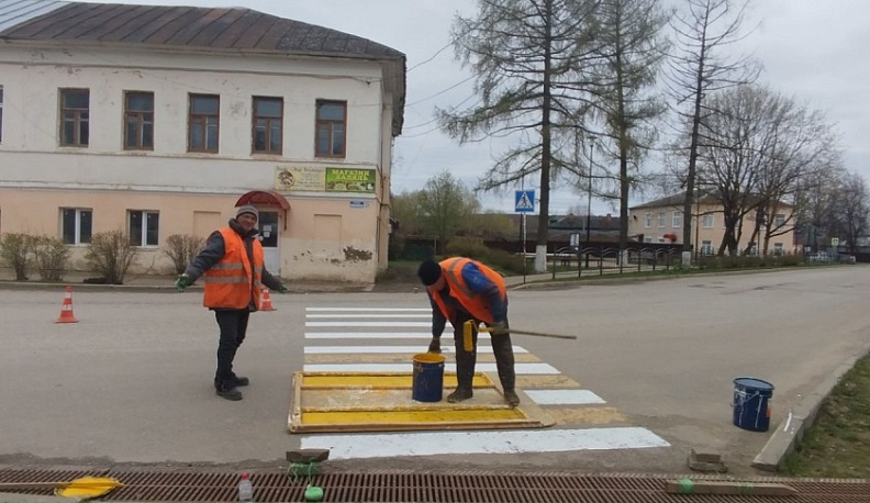 В Мосальске обновили пешеходные переходы и установили светофоры