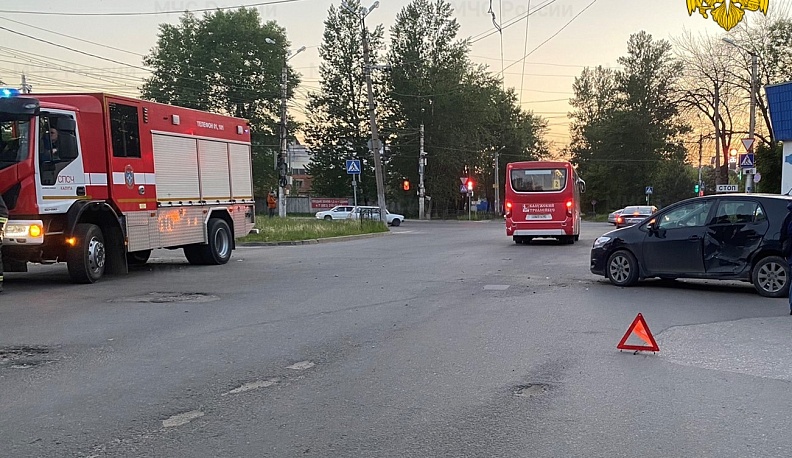 В Калуге ищут уехавшую с места ДТП легковушку