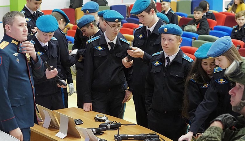 В калужской школе сотрудники военной полиции провели урок мужества