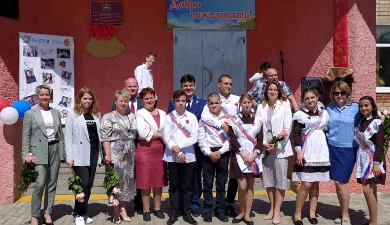 Для шести воспитанников детского дома прозвенел последний звонок