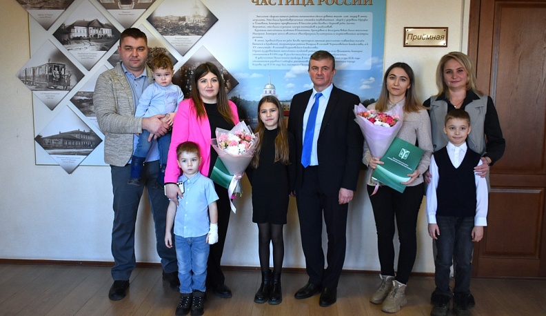 Двум кировским семьям вручили сертификаты на покупку жилья