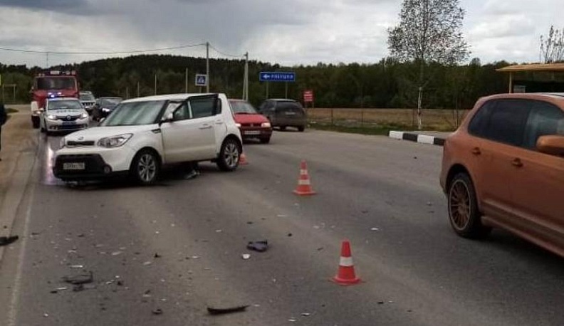 В Боровском районе столкнулись два автомобиля "Киа"