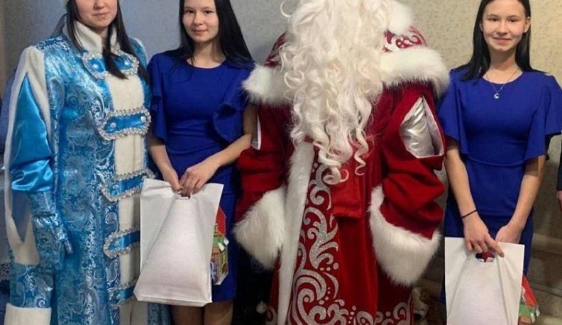 Владислав Шапша продолжает исполнять новогодние мечты детей