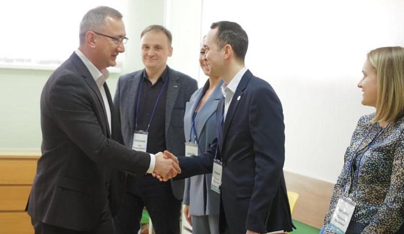 Владислав Шапша встретился с медиками — выпускниками программы подготовки управленческих кадров