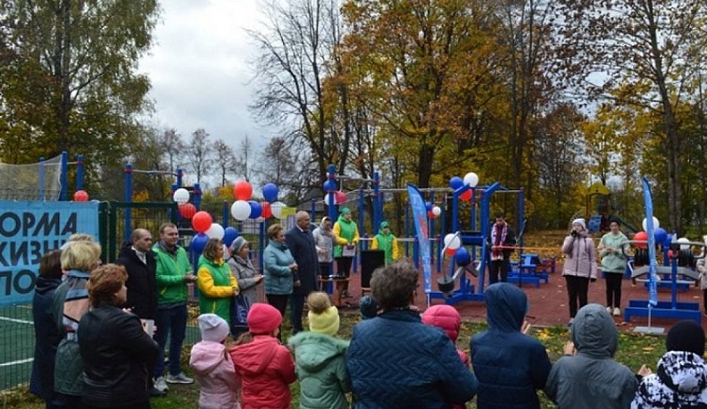 В Юхновском районе торжественно открыли спортплощадку