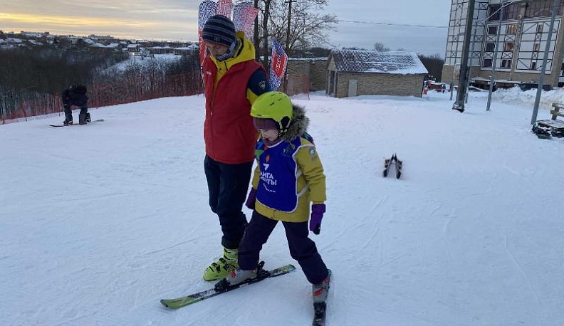 В Калуге начались занятия горнолыжным спортом для детей с особенностями развития