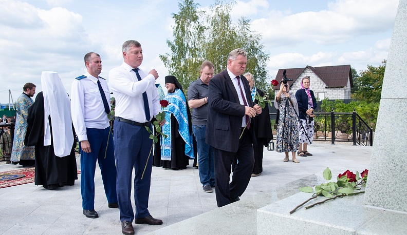 В Калужской области открыли памятник «Слава Богу!»