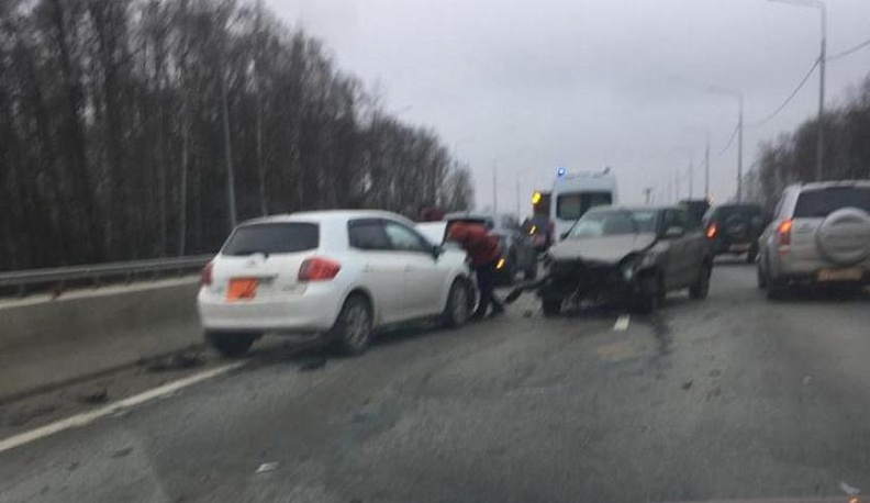 В Калуге при столкновении четырех машин из иномарки вылетел двигатель 