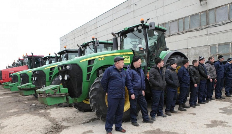 Министерство сельского хозяйства помогает с техникой для уборки Калуги