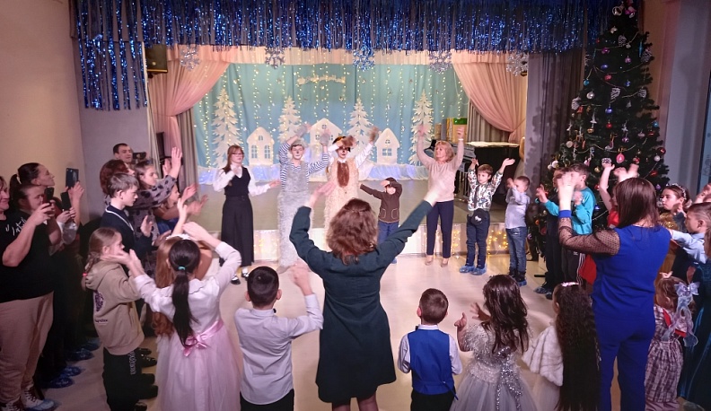 У двадцати маленьких жителей Дзержинского района исполнились мечты на предновогодней «Елке желаний»