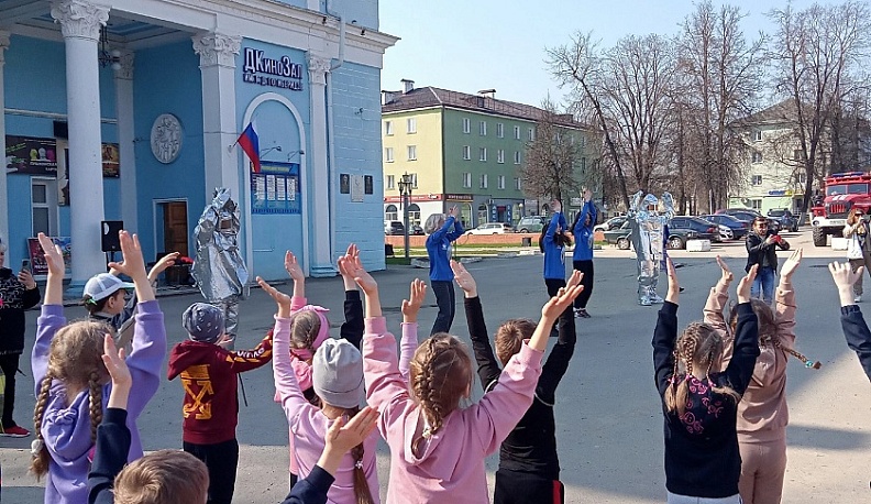 Школьники из Людинова отмечают День космонавтики