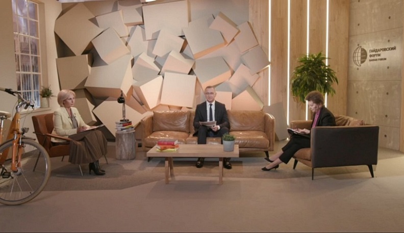 Владислав Шапша на Гайдаровском форуме рассказал об адресных мерах соцподдержки в регионе