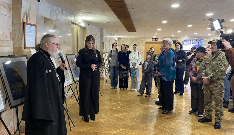 Выставка «Герои нашего времени: портреты бойцов СВО» открылась в Доме ученых Обнинска