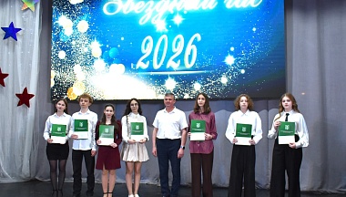 Лучших школьников Кирова поощрили денежными премиями