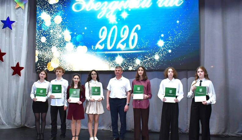 Лучших школьников Кирова поощрили денежными премиями