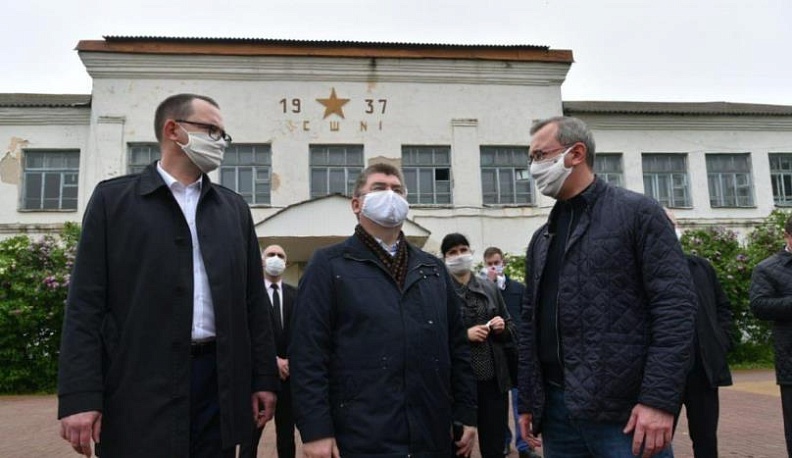 Владислав Шапша гарантировал жителям Кондрова, что памятник защитникам Отечества после реставрации будет установлен перед новым зданием школы