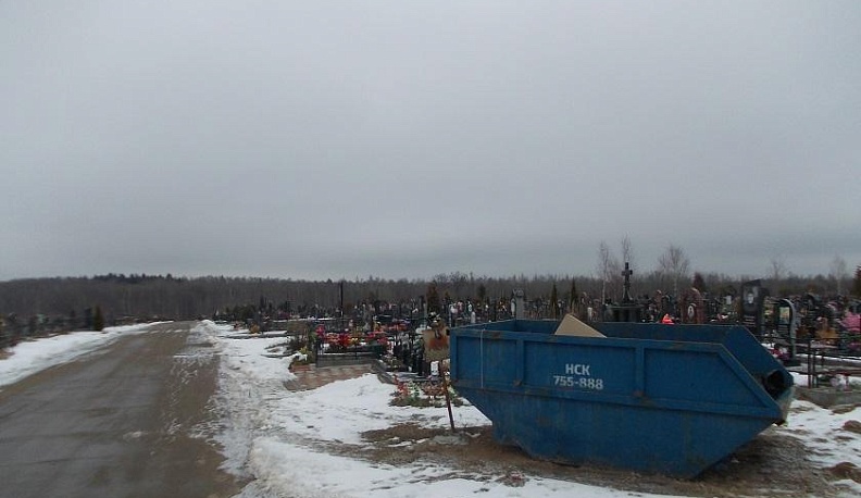 В Калуге на кладбищах не оборудованы места для сбора мусора