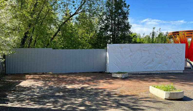 После жалоб в соцсетях в Калуге устранили последствия рухнувшей на Пятницком кладбище стены