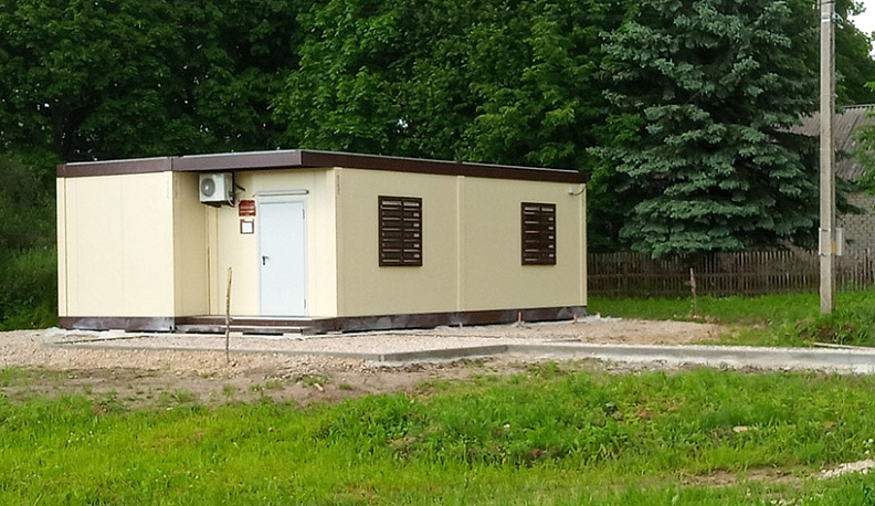 В Бурнашево Козельского района рабочие и жители благоустраивают территорию около нового ФАПа