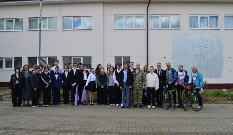 В Ерденевской средней школе накануне Дня Победы открыли Сиреневую аллею