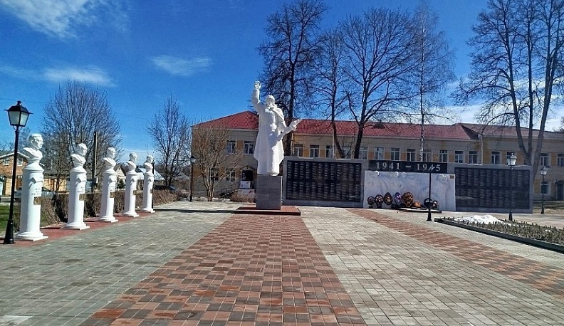 В Думиничах продолжают благоустраивать сквер у Вечного огня