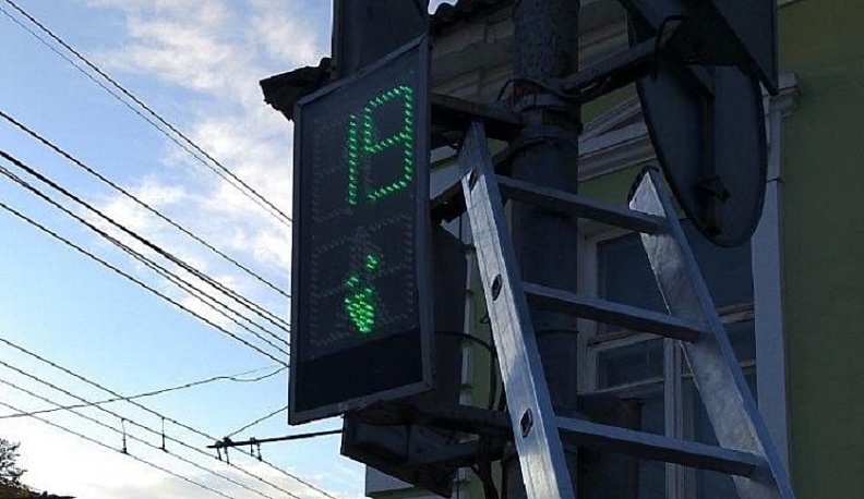В Калуге починили два пешеходных светофора после обращений в интернете