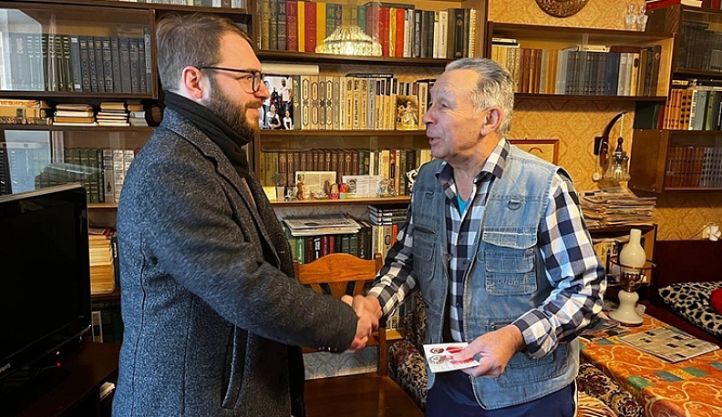 По поручению городского головы Дмитрия Денисова сотрудник городской управы, ветеран СВО Андрей Габолаев вручил почетные знаки «За участие в Панджшерской операции» боевым ветеранам.